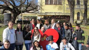 Младежи раздаваха балони и презервативи под мотото С любов