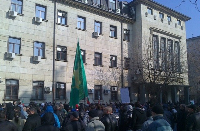 Мащабен протест заради вакъфските имоти. Жандармерия охранява Съдебната палата