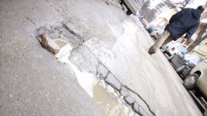 Кола отнесе пешеходец със страничното огледало шофьорът избяга