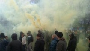 Бой между протестиращи и полицаи в центъра на града Петима