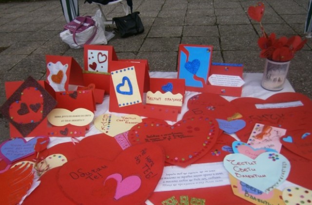 Валентинки,презервативи с късмет, цветя и антиспин кампания за 14 февруари