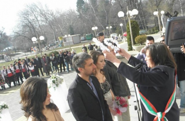 Сватба в центъра на Перник в Деня на влюбените
