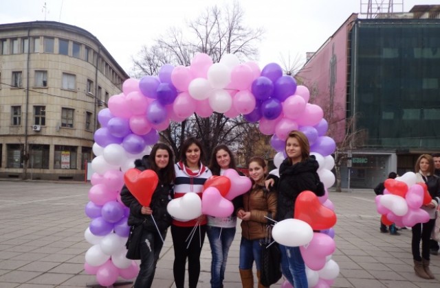 Младежите от ГЕРБ с подаръци за Деня на влюбените