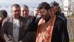Кмет зарязва лозе на бряг
