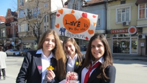 Колежани радваха търновци със сърчица