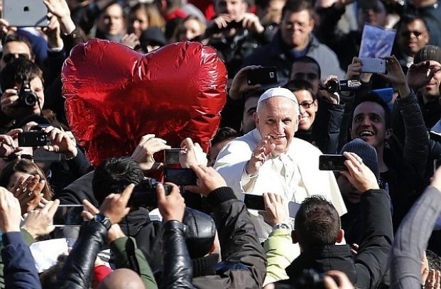 Папата даде аудиенция на 20 000 сгодени двойки за Свети Валентин