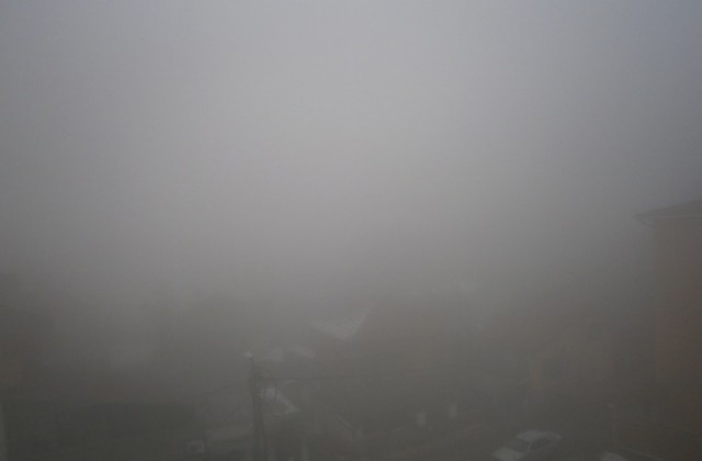 Намалена видимост заради мъгла в част от областта