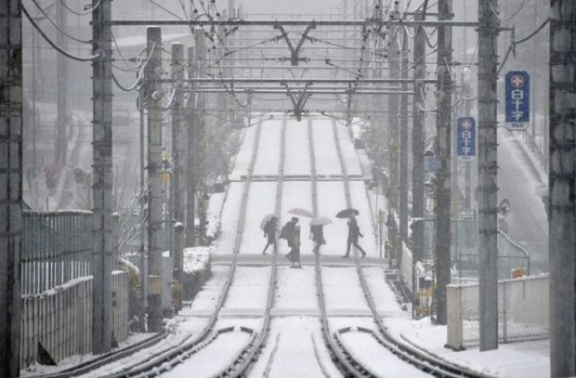 Отмениха над 770 полета заради снежни бури в Япония