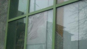 Разбиха стъклата на Баптистката църква