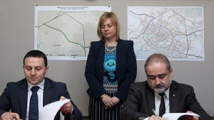 Подписаха договора за северната скоростна тангента на фона на протест