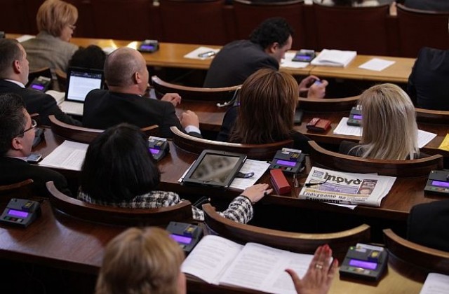 Парламентът и кабинетът продължават да губят подкрепа, сочи проучване