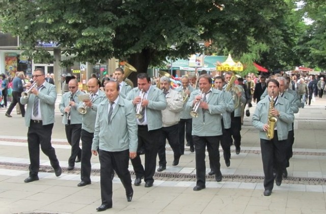 Духовият оркестър в Ловеч провежда образователни концерти за ученици