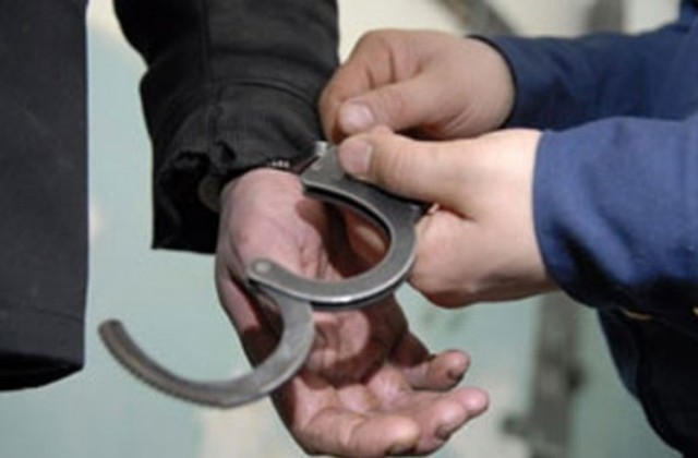 Арестуваха двама мъже за уличен обир