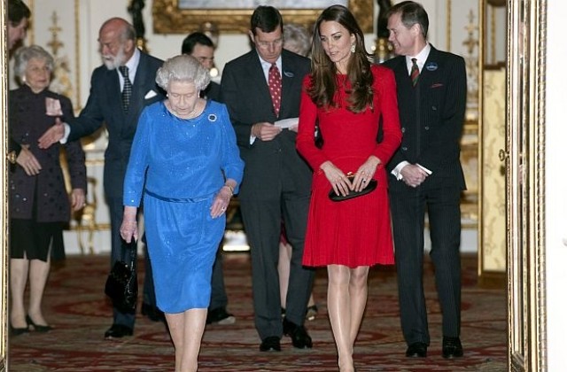 Елизабет II и Кейт посрещнаха филмови звезди в Бъкингамския дворец