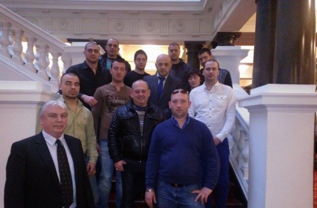 Младежи от Свищов призоваха активните българи да подкрепят подписката за референдум