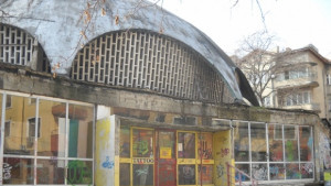 Няма да ремонтират баня Гъбата укрепват само козирката