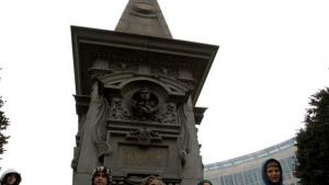 Поднасяме цветя на паметника на Апостола след щателна проверка