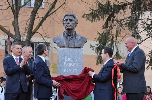Откриха паметник на Левски в сръбския Димитровград