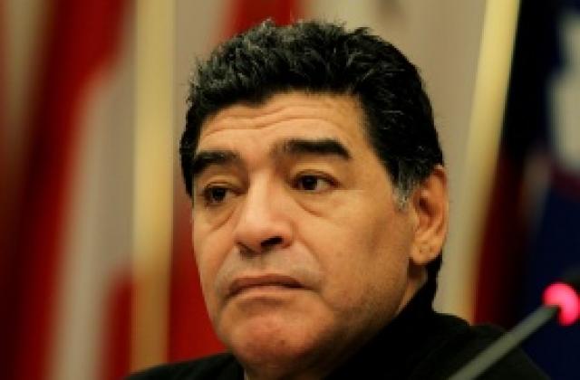 Марадона чака пост в Наполи