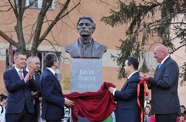 Кметът бе на откриването на паметник на Левски в Сърбия