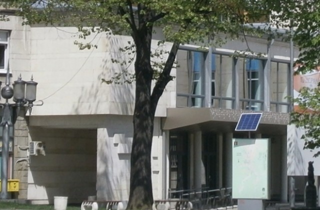 Цигуларят Ангел Станков свири в зала Възраждане