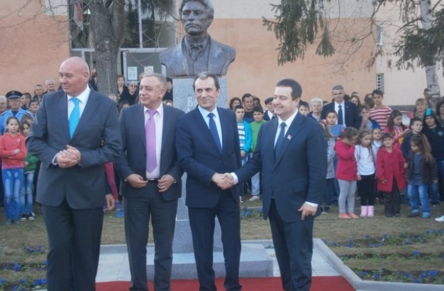 Кметът на Сапарева баня и 25 привърженици на ВМРО- Кюстендил на откриването на паметника на Левски в Димитровград