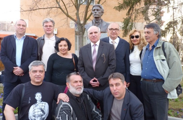 И група от Мездра присъства на откриването на бюст-паметник на Васил Левски в Цариброд