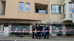 Маскирани и въоръжени задигнаха около 200 000 лв от банков