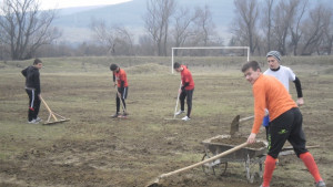 Младите великотърновски футболисти сами ремонтират терените си