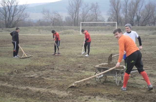 Младите великотърновски футболисти сами ремонтират терените си