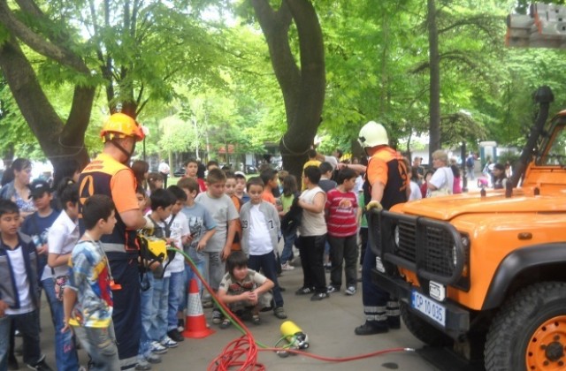 Открит урок за действия при земетресение и пожар в детска градина „Звездица“