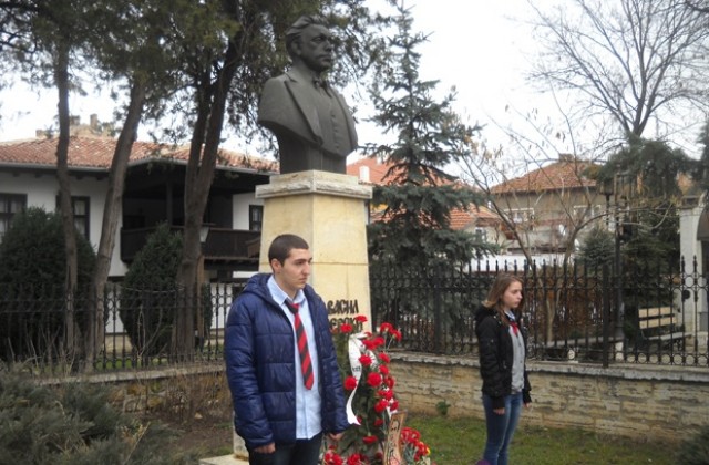 Стотици добричлии се поклониха пред паметника на Апостола