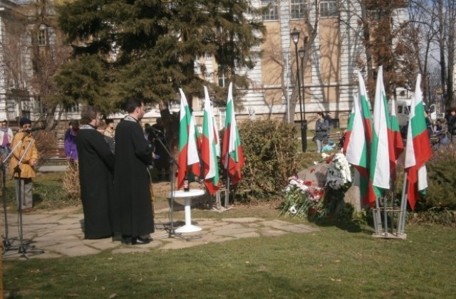 Десетки габровци почетоха по обяд паметта на Апостола