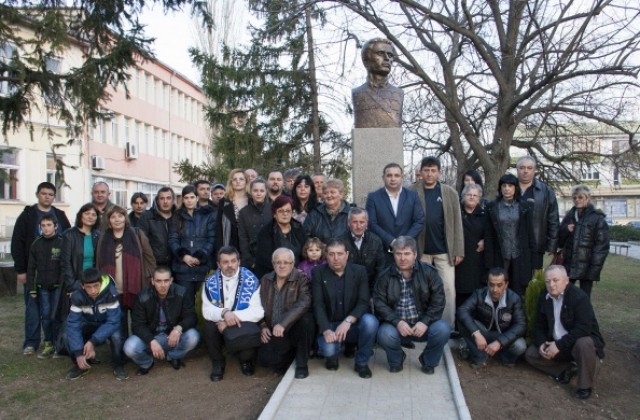 Исперих за пръв път почете Апостола пред новия му паметник в града