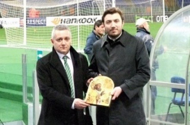 Български свещеник в Рим подари икона на Лудогорец