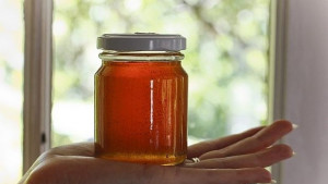 Вино и мед в месеца на светиите Трифон Зарезан и