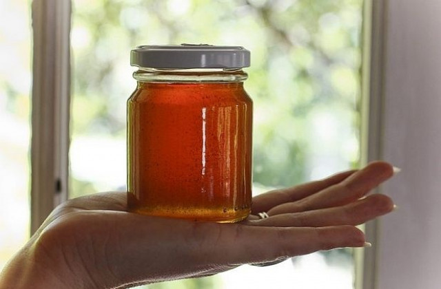 Вино и мед в месеца на светиите Трифон Зарезан и Харалампий