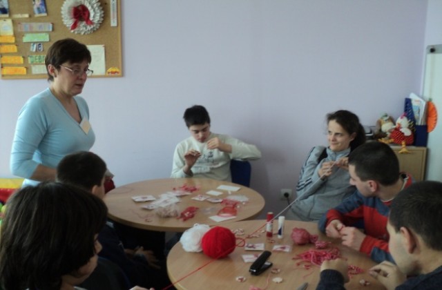 Със свои мартеници деца с увреждания от В. Търново подпомагат създаването на детска площадка Азбукари