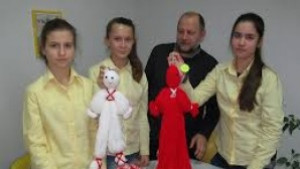 Ученички правят мартеница за Гинес