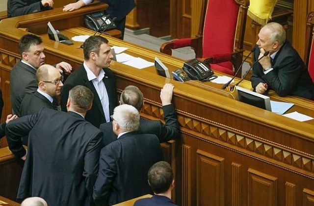 Върховната рада на Украйна върна конституцията от 2004 г.