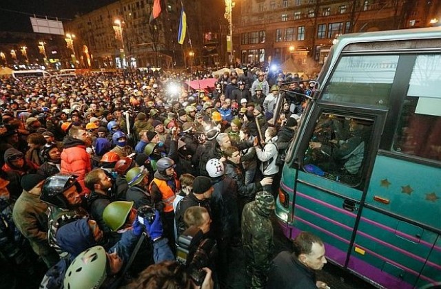 Протестиращи откриха огън по милиционери в Киев, броят на убитите достигна 80