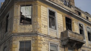 Събарят сградата на някогашното турско консулство