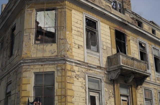 Събарят сградата на някогашното турско консулство