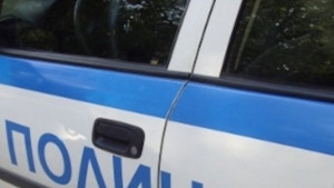 Млад мъж троши коли по ул Селимица