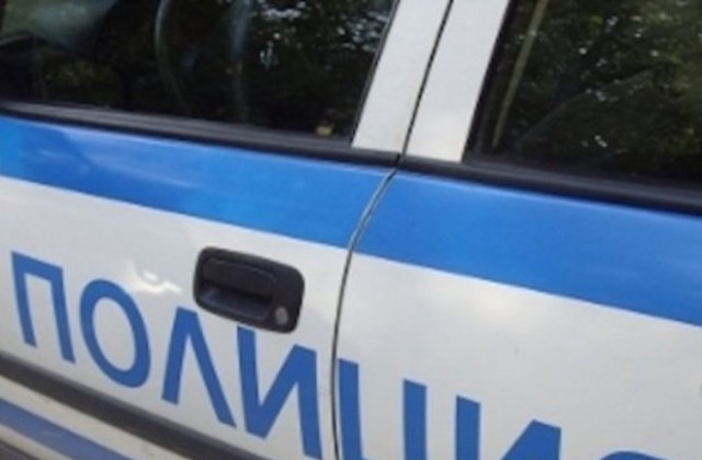 Млад мъж троши коли по ул. Селимица