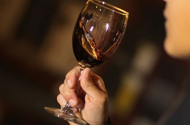 Чаша червено вино на ден спасява от мозъчен удар