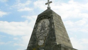 Членове на ГЕРБ чистят паметника на загиналите в Джуранлийския бой
