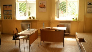 Класическата гимназия остава в центъра засега