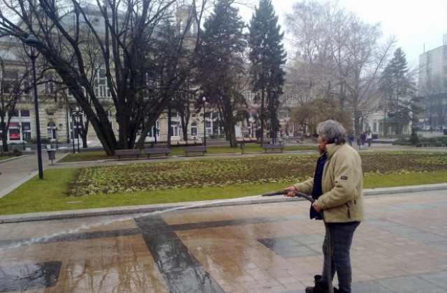 Мият улиците на Русе след снеготопенето