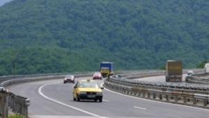 ТИР с царевица се обърна на магистрала Тракия